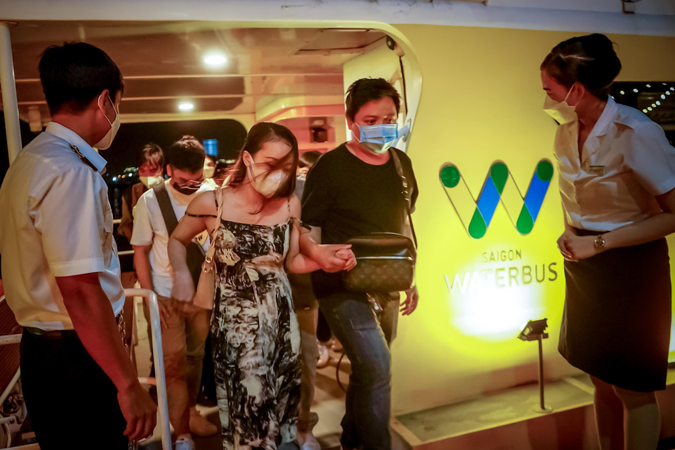 Ngay trong ngày đầu khai trương, buýt sông về đêm đã bán hết sạch vé, nhiều người đến sau không thể mua được vé đành phải quay về.