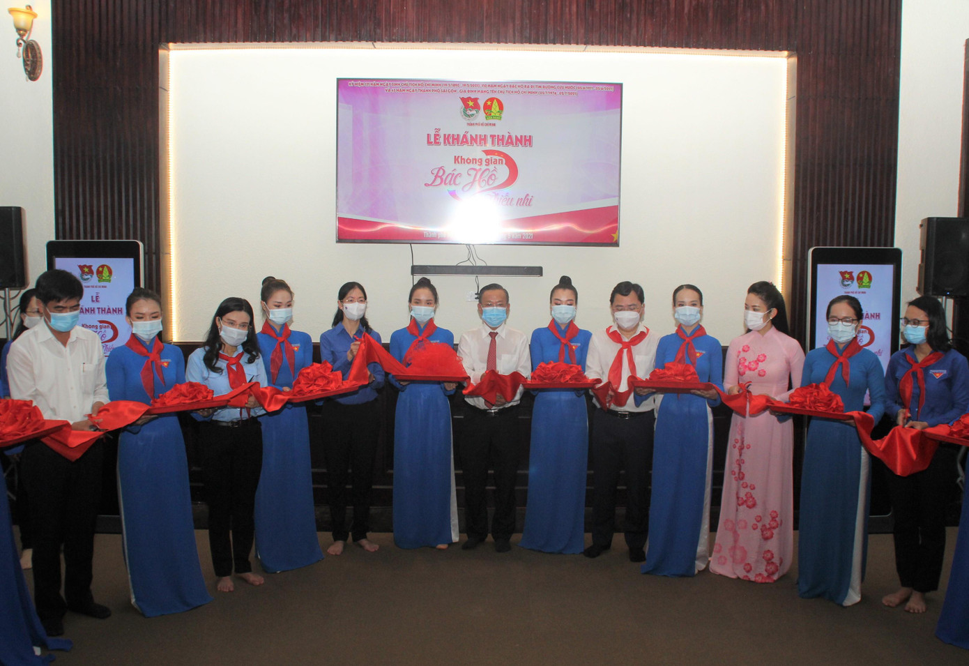 Anh Nguyễn Anh Tuấn, Bí thư thứ nhất T.Ư Đoàn cùng lãnh đạo các ban ngành, đoàn thể TPHCM thực hiện nghi thức khánh thành "Không gian Bác Hồ với thiếu nhi" Anh Nguyễn Anh Tuấn, Bí thư thứ nhất T.Ư Đoàn cùng lãnh đạo các ban ngành, đoàn thể TPHCM thực hiện nghi thức khánh thành "Không gian Bác Hồ với thiếu nhi"