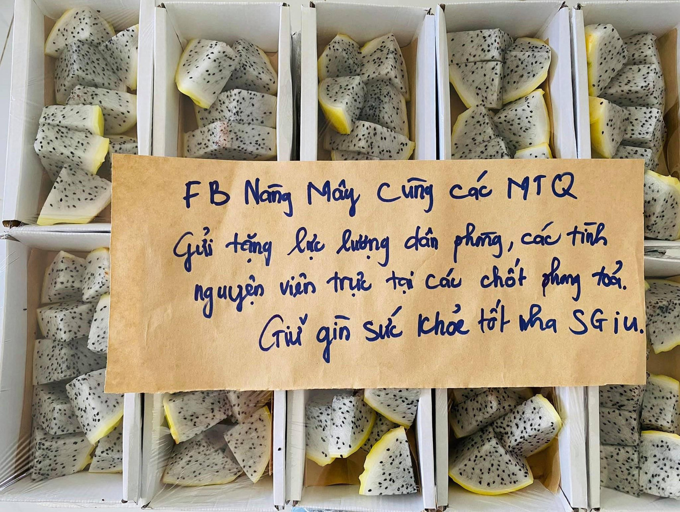 Món quà nhỏ nhưng ý nghĩa lớn của Nàng Mây (nickname của Hồng Vân trên Facebook) và bạn bè, mạnh thường quân. Món quà nhỏ nhưng ý nghĩa lớn của Nàng Mây (nickname của Hồng Vân trên Facebook) và bạn bè, mạnh thường quân.