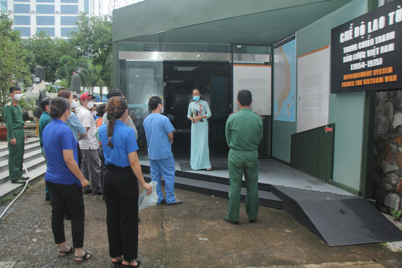 Gần một tuần qua, Bảo tàng Chứng tích Chiến tranh (quận 3) đón nhiều đoàn y bác sỹ, chiến sỹ tuyến đầu chống dịch đến tham quan - Ảnh: Ngô Tùng.