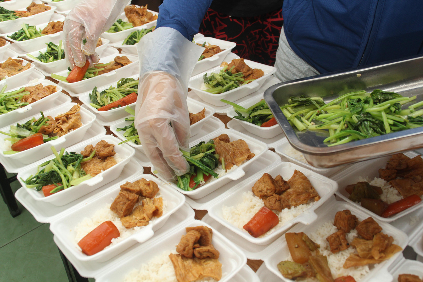 Các suất ăn được chuẩn bị chu đáo trước khi chuyển đến tay người nhận. Các suất ăn được chuẩn bị chu đáo trước khi chuyển đến tay người nhận.