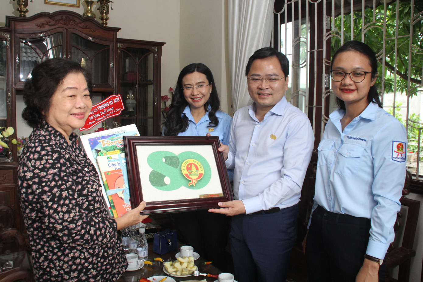 Bí thư thứ nhất T.Ư Đoàn Nguyễn Anh Tuấn trao quà lưu niệm cho bà Trương Mỹ Hoa nhân dịp sinh nhật tuổi 80 của tổ chức Đội TNTP Hồ Chí Minh