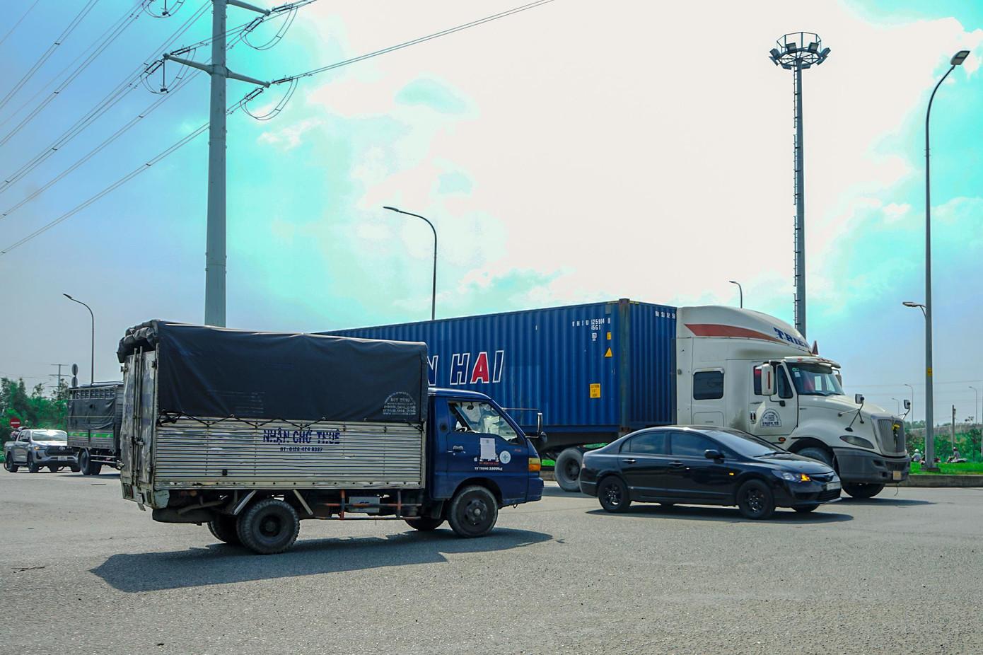 Các phương tiện lưu thông lộn xộn khi không có đèn tín hiệu tại vòng xoay Phú Hữu