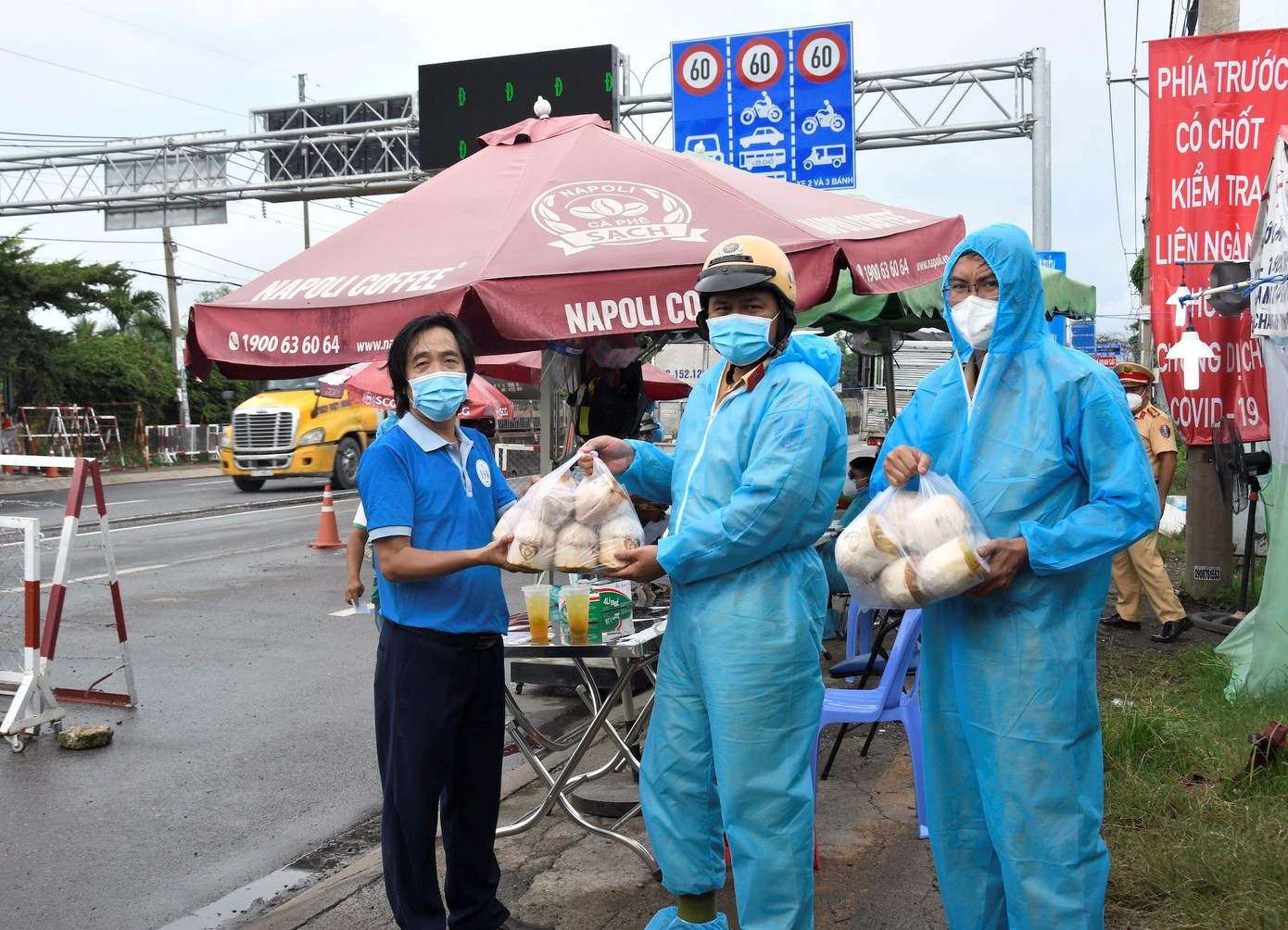 Đại diện Trung tâm CTXH Thanh thiếu niên Việt Nam trao các món quà của bà con xứ Dừa đến các chiến sĩ, các tình nguyện viên đang ngày đêm góp sức chống dịch tại nhiều cơ sở y tế, chốt trực...