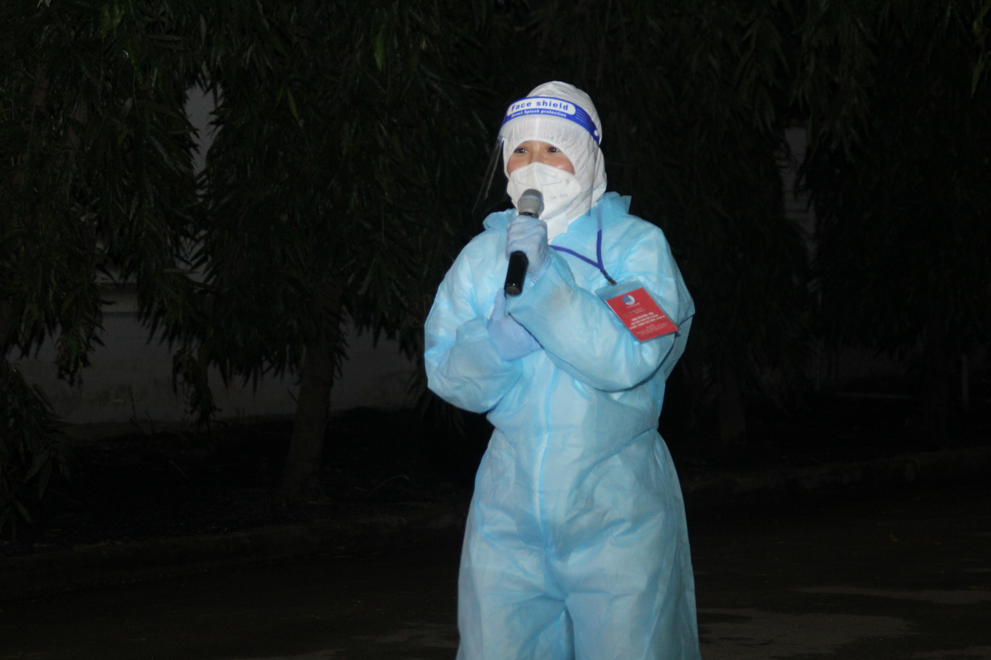 Trong số các ca khúc gửi tặng bà con, Miu Lê thể hiện bài hát "Gác lại âu lo" như một lời nhắn nhủ mọi người tạm quên đi những khó khăn, bất tiện hiện tại để hướng tới những điều tích cực.