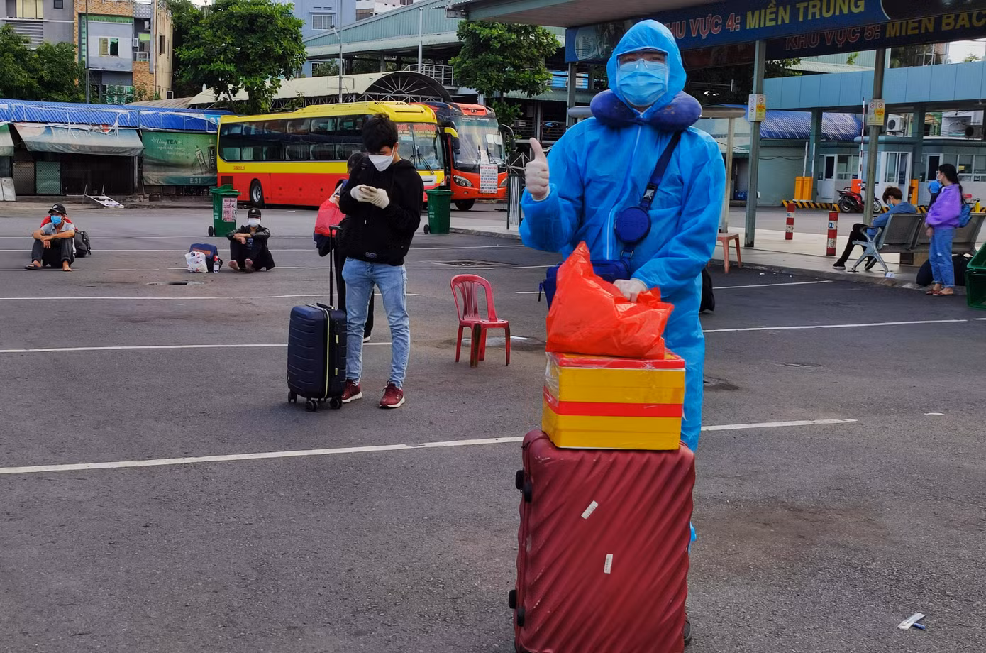 Trong chuỗi hoạt động đưa bà con Phú Yên về quê, địa phương này hướng tới hỗ trợ các công dân có hoàn cảnh khó khăn đang tạm trú tại TPHCM và các tỉnh phía Nam, gồm người già yếu, tàn tật, trẻ em, phụ nữ mang thai, nuôi con nhỏ, người đi khám bệnh, lao động tự do bị mất việc không có chỗ ở, học sinh, sinh viên. Trong chuỗi hoạt động đưa bà con Phú Yên về quê, địa phương này hướng tới hỗ trợ các công dân có hoàn cảnh khó khăn đang tạm trú tại TPHCM và các tỉnh phía Nam, gồm người già yếu, tàn tật, trẻ em, phụ nữ mang thai, nuôi con nhỏ, người đi khám bệnh, lao động tự do bị mất việc không có chỗ ở, học sinh, sinh viên.