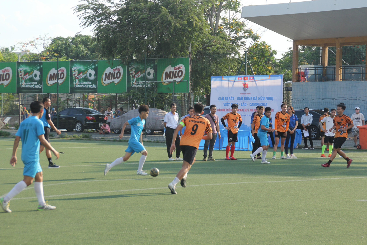 Các bạn sinh viên đi bóng trong trận chung kết giải bóng đá