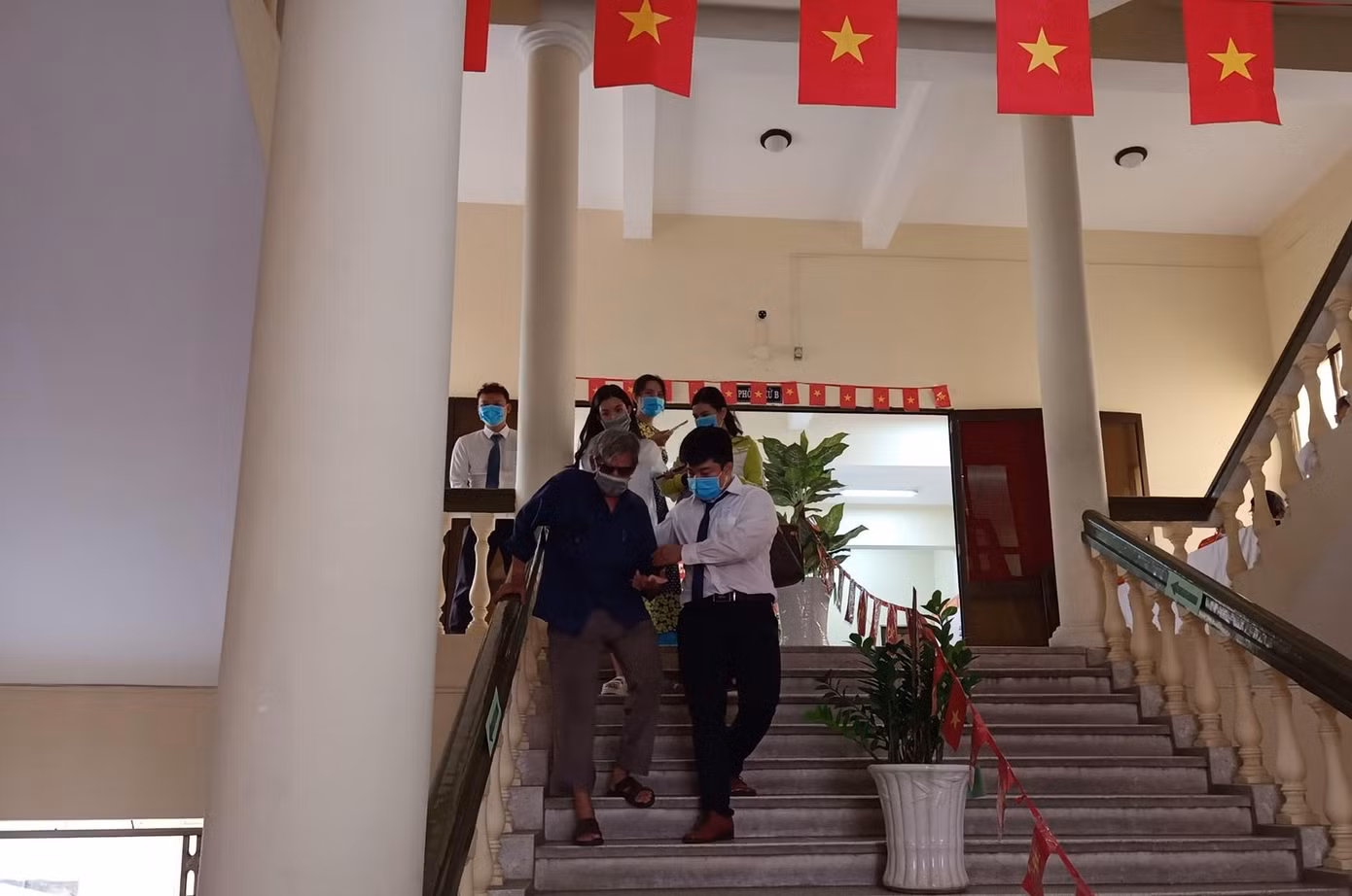 Bạn trẻ dìu đỡ những người yếu thế trong lúc tham gia bầu cử (Ảnh: Bến Hàm Tử)