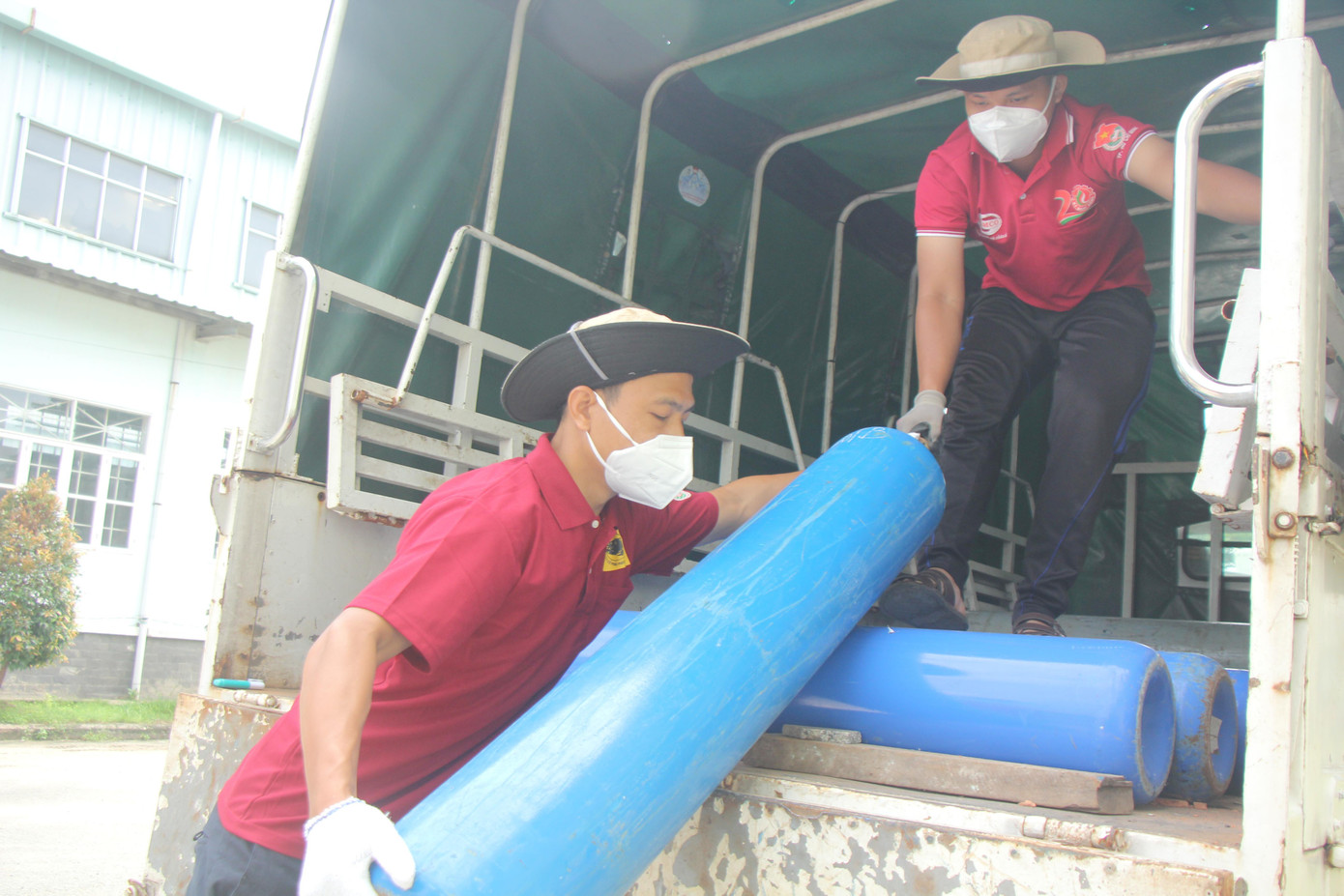 Hằng ngày, đội thực hiện bốc dỡ lên xuống khoảng 300 bình oxy loại 40 lít ở cả các khu điều trị COVID-19 và trạm nạp khí oxy. Hằng ngày, đội thực hiện bốc dỡ lên xuống khoảng 300 bình oxy loại 40 lít ở cả các khu điều trị COVID-19 và trạm nạp khí oxy.