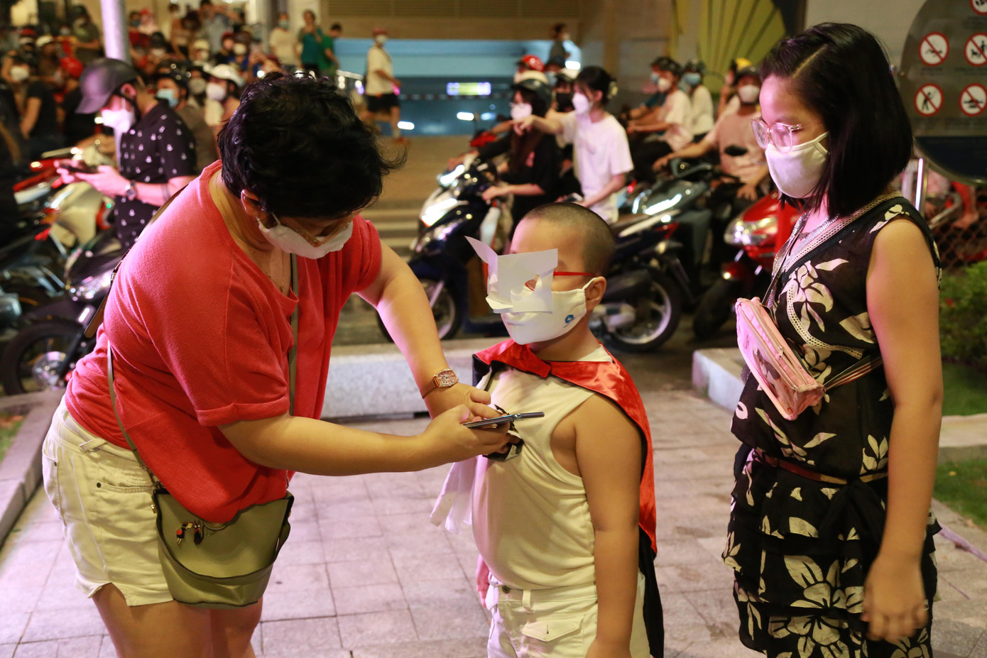 Không hóa trang cầu kỳ, bé trai đeo mặt nạ bằng giấy.