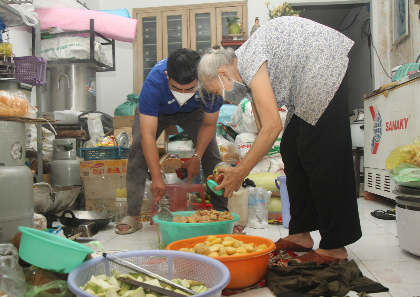 Tuổi cao nhưng vợ chồng bà My vẫn cần mẫn làm việc thiện giúp người. - Ảnh: Ngô Tùng Tuổi cao nhưng vợ chồng bà My vẫn cần mẫn làm việc thiện giúp người. - Ảnh: Ngô Tùng