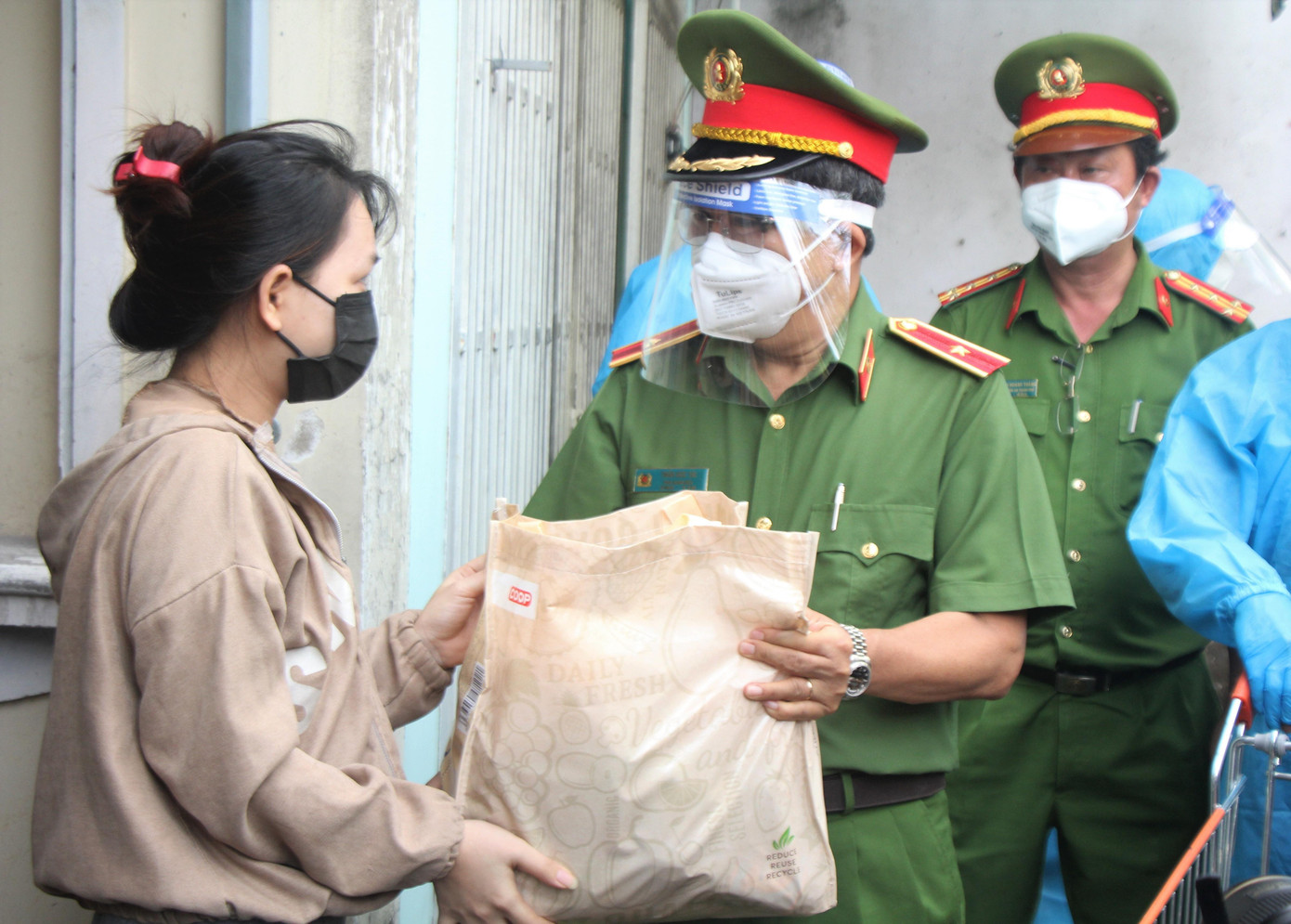 Phó Giám đốc Công an TPHCM, Thiếu tướng Trần Đức Tài trao túi quà nhu yếu phẩm cho một người dân ngụ ở đường 47, khu phố 6, phường Hiệp Bình Chánh (TP. Thủ Đức).