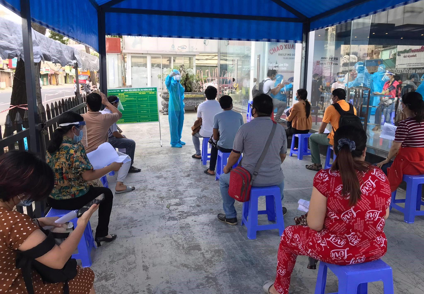 Tham gia hỗ trợ địa phương tổ chức tiêm chủng vắc xin ngừa COVID. Tham gia hỗ trợ địa phương tổ chức tiêm chủng vắc xin ngừa COVID.