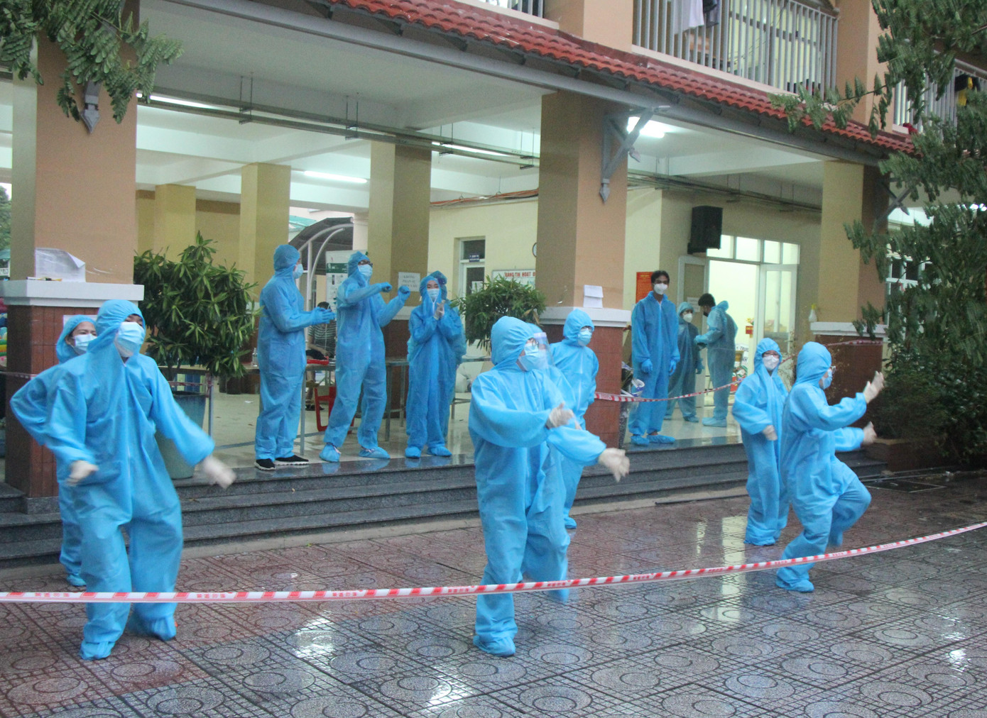 Dù diễn ra trong một không gian không mấy thoải mái và gặp mưa, các bạn trẻ vẫn cố gắng mang đến một buổi lễ ý nghĩa để tiếp thêm sức mạnh cho các bé và phụ huynh.