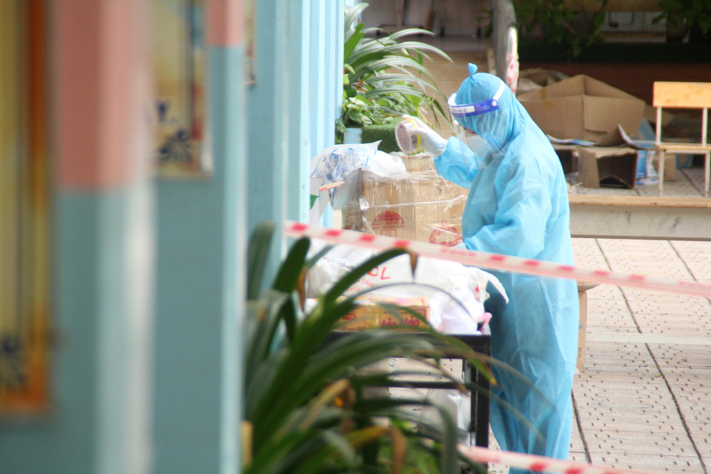 “Chúng mình chia nhau túc trực để sẵn sàng hỗ trợ bệnh nhân, bệnh nhân cần những gì thì có thể liên hệ tình nguyện viên. Tụi mình như những người kết nối bệnh nhân với các bác sỹ. Các y bác sỹ ở đây rất nhiều việc, khi bệnh nhân cần gì thì họ thông qua tình nguyện viên tụi mình để được chăm sóc chuyên sâu&quot;, Hồng chia sẻ.