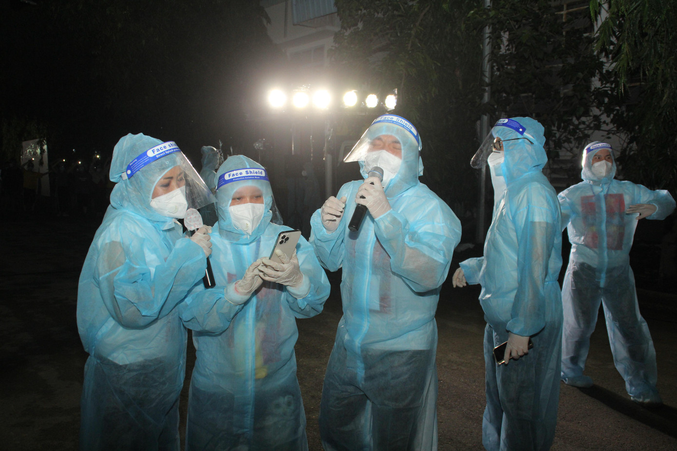 Dù từng tham gia nhiều buổi diễn trong hoàn cảnh tương tự, Lê Minh (nhóm MTV) xúc động đến lạc giọng khi gửi đến những lời ca động viên các bệnh nhân ở bệnh viện dã chiến số 16.