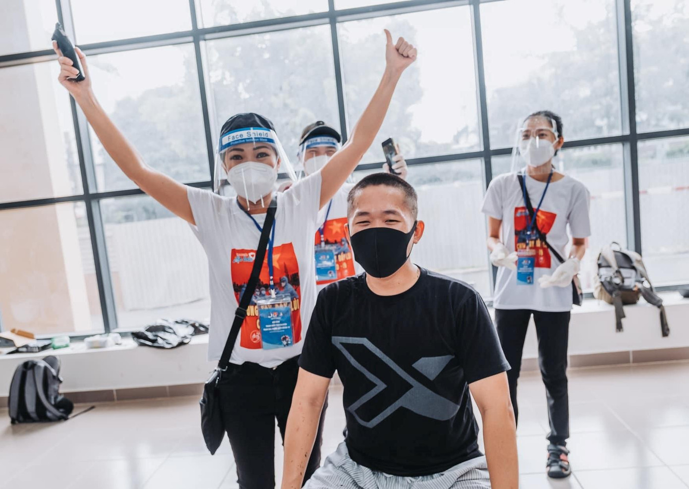 Phương Thanh hân hoan khi hoàn thành mái đầu gọn gàng cho một nam nhân viên y tế. (Ảnh: Neih Nguyen)