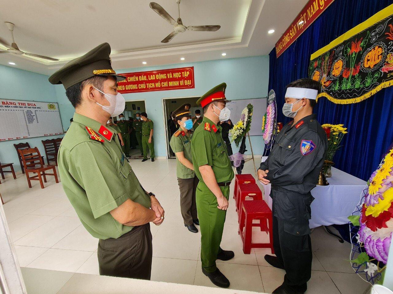 Đại diện công an quận 12 đến viếng và thăm hỏi động viên thiếu tá Điền.