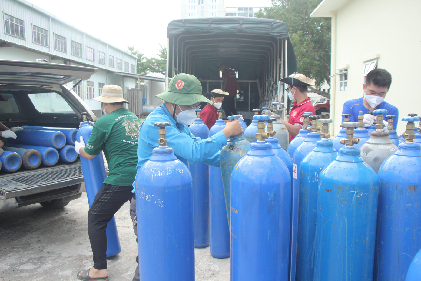 Nhóm bạn trẻ đã tập kết các bình qua sử dụng tại nhà máy A41 để tiếp tục nạp khí tái sử dụng. Nhóm bạn trẻ đã tập kết các bình qua sử dụng tại nhà máy A41 để tiếp tục nạp khí tái sử dụng.