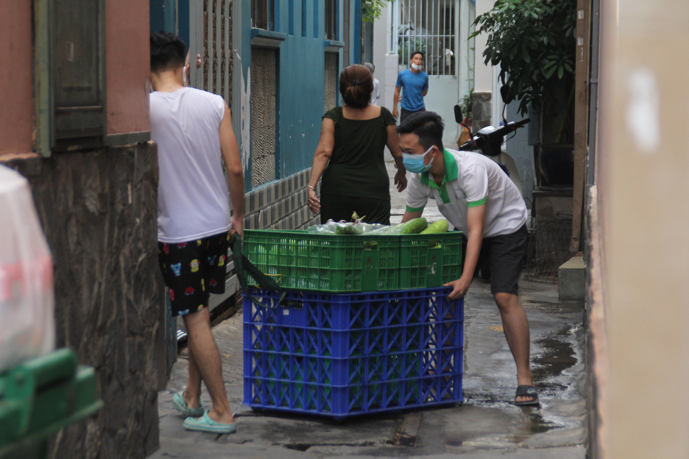 Người dân khu cách ly đón nhận thực phẩm Người dân khu cách ly đón nhận thực phẩm