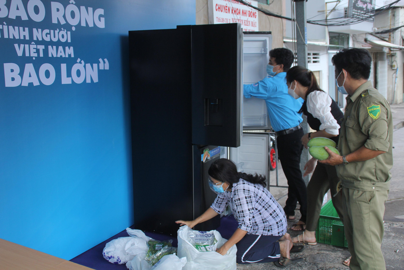Các lực lượng chức năng thuộc phường 9, quận 3 chuẩn bị lương thực thực phẩm bảo quản trong tủ lạnh trước khi phân phối cho các hộ dân khu cách ly tại địa phương mình Các lực lượng chức năng thuộc phường 9, quận 3 chuẩn bị lương thực thực phẩm bảo quản trong tủ lạnh trước khi phân phối cho các hộ dân khu cách ly tại địa phương mình