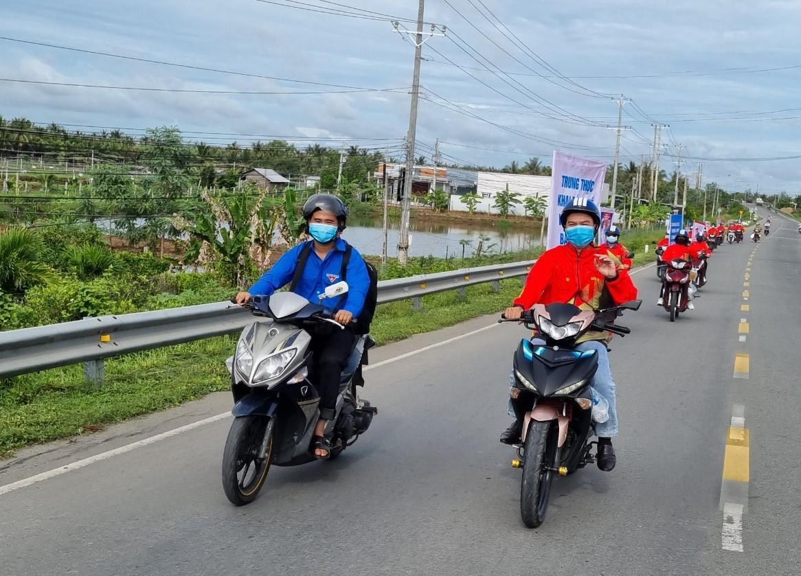 Anh Nguyễn Sự (áo xanh, bên trái) trong một chuyến đi tuyên truyền phòng chống dịch COVID-19 trên địa bàn huyện Bình Đại - Ảnh: NVCC. Anh Nguyễn Sự (áo xanh, bên trái) trong một chuyến đi tuyên truyền phòng chống dịch COVID-19 trên địa bàn huyện Bình Đại - Ảnh: NVCC.