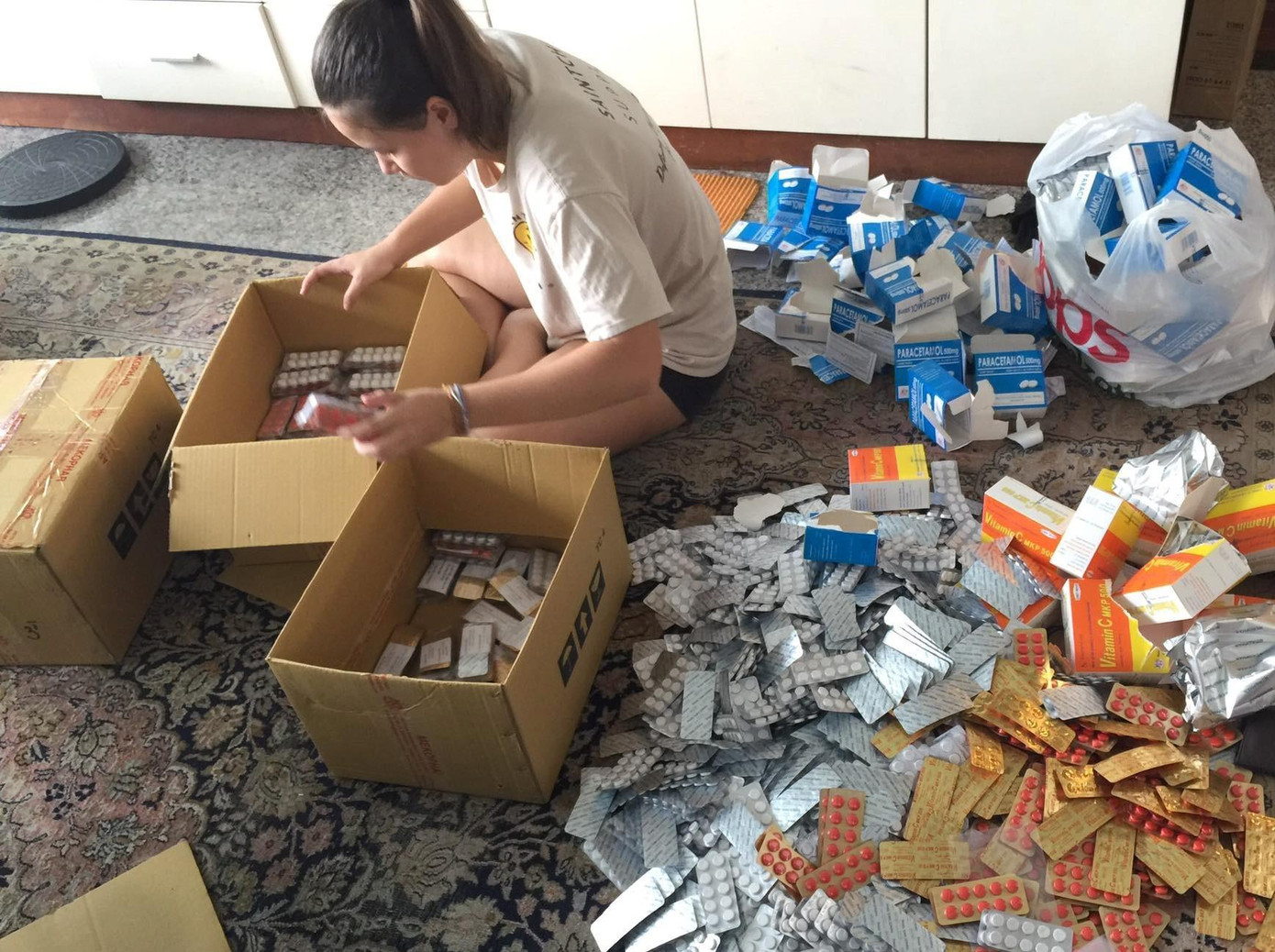 Suốt cả ngày, chị Tara cùng người thân sửa soạn chuẩn bị và gửi tặng các phần thuốc. (Ảnh: NVCC) Suốt cả ngày, chị Tara cùng người thân sửa soạn chuẩn bị và gửi tặng các phần thuốc. (Ảnh: NVCC)