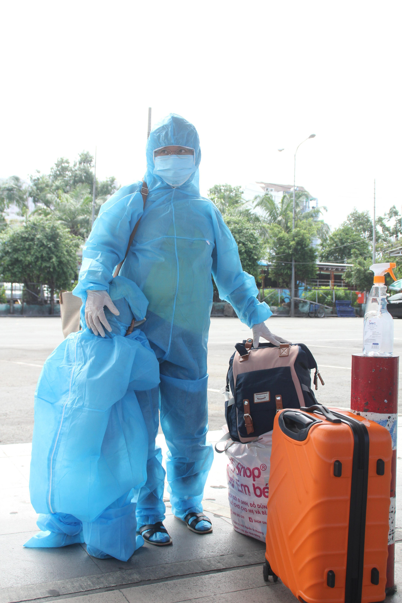 Trong trang phục bảo hộ, chị Huỳnh Thị Mỹ Khánh (31 tuổi, quê Phổ Vinh, Đức Phổ) cùng con trai gần 3 tuổi có mặt ở bến xe chờ chuyến xe lăn bánh. Thời gian qua, chị cùng chồng làm công việc mua bán ve chai ở Sài Gòn. Chị Khánh cho biết hiện mình đang mang bầu tháng thứ 8, dự tính trước đó là sẽ có người ngoài quê vô giúp chị nuôi đẻ. Tuy nhiên giữa lúc dịch bệnh căng thẳng nên chỉ có hai vợ chồng chung vai nhau. "Giữa lúc bầu bì đã lớn, lỡ như chồng gặp cảnh cách ly sẽ không có ai chăm sóc. Cho nên nhân dịp có chuyến xe của Hội đồng hương nên tôi đăng ký và may mắn được mọi người ưu tiên để về", chị Mỹ Khánh chia sẻ và cho biết hiện chồng đang chịu cảnh thất nghiệp ở nhà. Tuy nhiên Ban tổ chức chỉ có thể ưu tiên cho hai mẹ con về. Trong trang phục bảo hộ, chị Huỳnh Thị Mỹ Khánh (31 tuổi, quê Phổ Vinh, Đức Phổ) cùng con trai gần 3 tuổi có mặt ở bến xe chờ chuyến xe lăn bánh. Thời gian qua, chị cùng chồng làm công việc mua bán ve chai ở Sài Gòn. Chị Khánh cho biết hiện mình đang mang bầu tháng thứ 8, dự tính trước đó là sẽ có người ngoài quê vô giúp chị nuôi đẻ. Tuy nhiên giữa lúc dịch bệnh căng thẳng nên chỉ có hai vợ chồng chung vai nhau. "Giữa lúc bầu bì đã lớn, lỡ như chồng gặp cảnh cách ly sẽ không có ai chăm sóc. Cho nên nhân dịp có chuyến xe của Hội đồng hương nên tôi đăng ký và may mắn được mọi người ưu tiên để về", chị Mỹ Khánh chia sẻ và cho biết hiện chồng đang chịu cảnh thất nghiệp ở nhà. Tuy nhiên Ban tổ chức chỉ có thể ưu tiên cho hai mẹ con về.