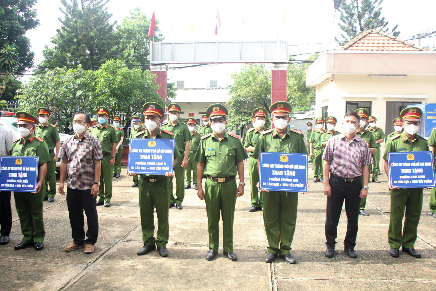 Công an TPHCM trao tượng trưng nguồn lực nhu yếu phẩm để chuyển đến các địa phương trên địa bàn TP. Thủ Đức.