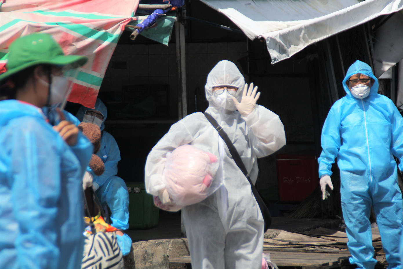 Một nữ công dân trẻ tuổi quê huyện đảo Lý Sơn vẫy chào trước khi lên xe. Cô cẩn thận mặc đồ bảo hộ cá nhân từ trước đó. Một nữ công dân trẻ tuổi quê huyện đảo Lý Sơn vẫy chào trước khi lên xe. Cô cẩn thận mặc đồ bảo hộ cá nhân từ trước đó.