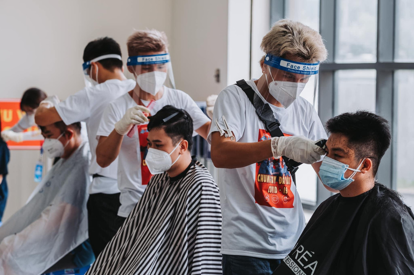 Các hairstylist đem đến diện mạo mới cho các y bác sỹ. (Ảnh: Neih Nguyen)