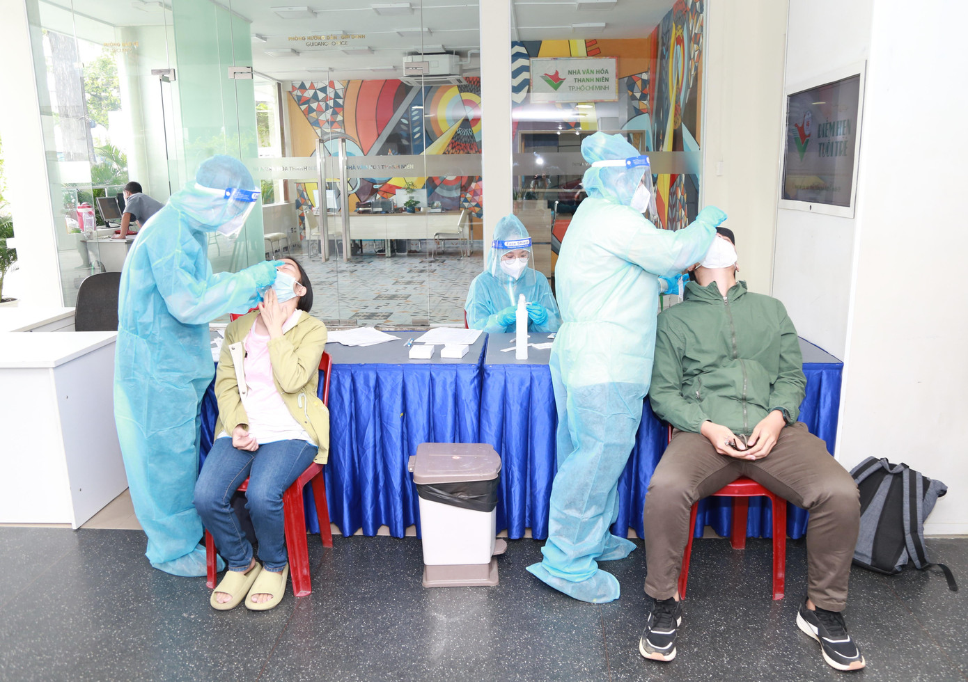 Người tham gia chương trình được lấy mẫu test nhanh trước khi chia sẻ giọt máu tình nguyện