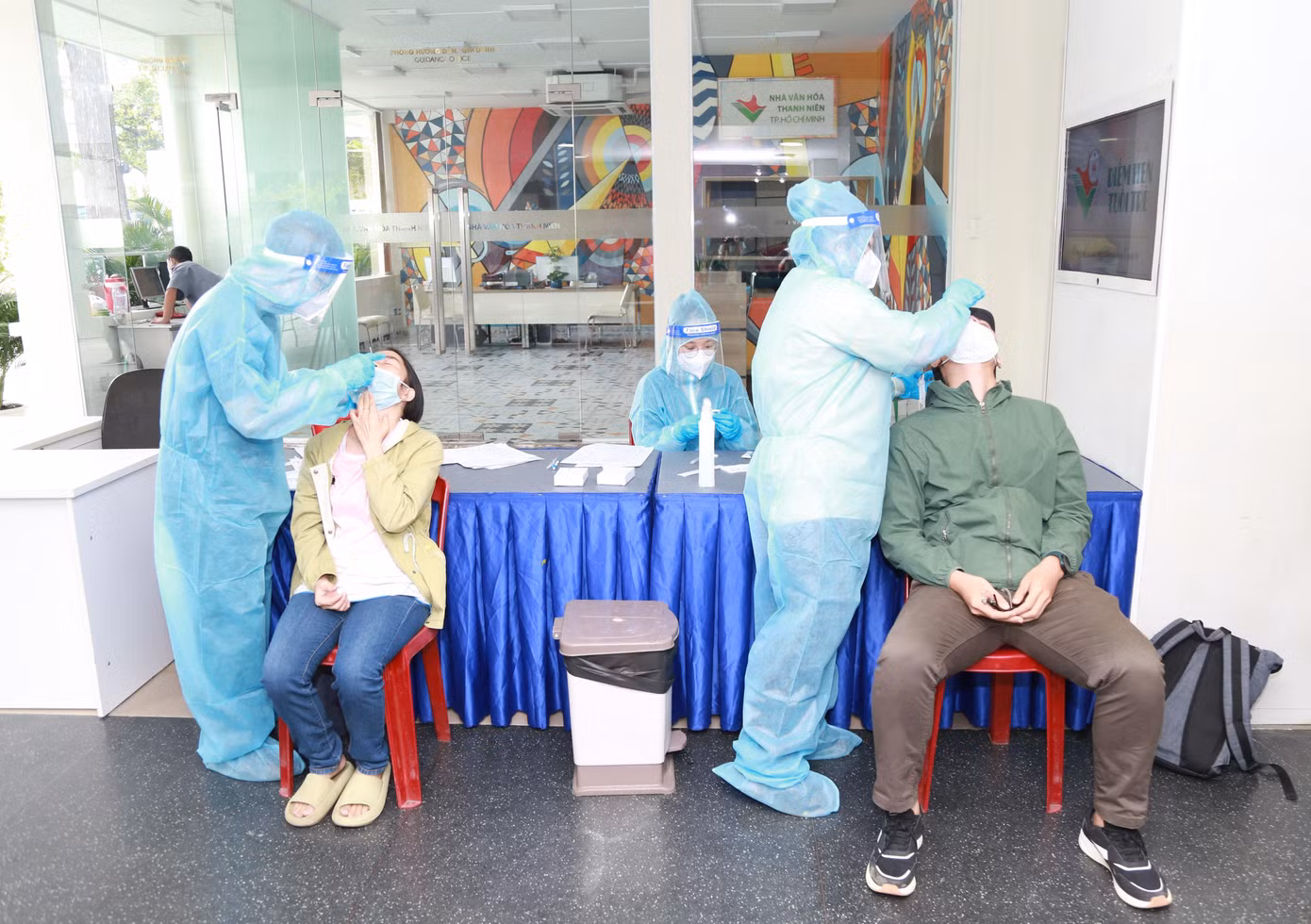 Người tham gia chương trình được lấy mẫu test nhanh trước khi chia sẻ giọt máu tình nguyện