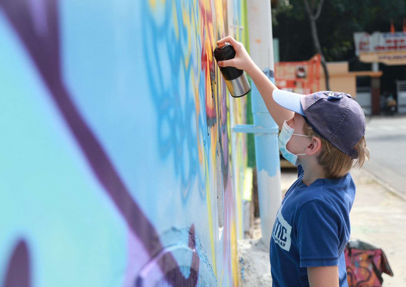 Người dân trong và ngoài nước cùng góp "cọ" vào bức tranh sắc màu này.