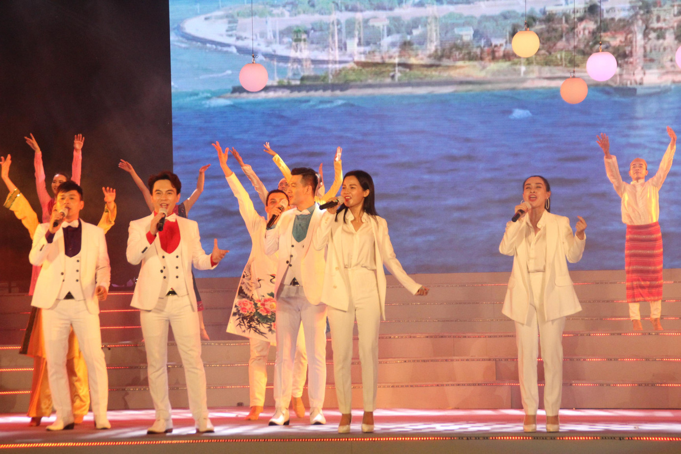 Nhóm Mắt Ngọc, Lạc Việt, 135 cùng kết hợp trong tiết mục "Tôi yêu Tổ quốc tôi" khép lại chương trình nghệ thuật