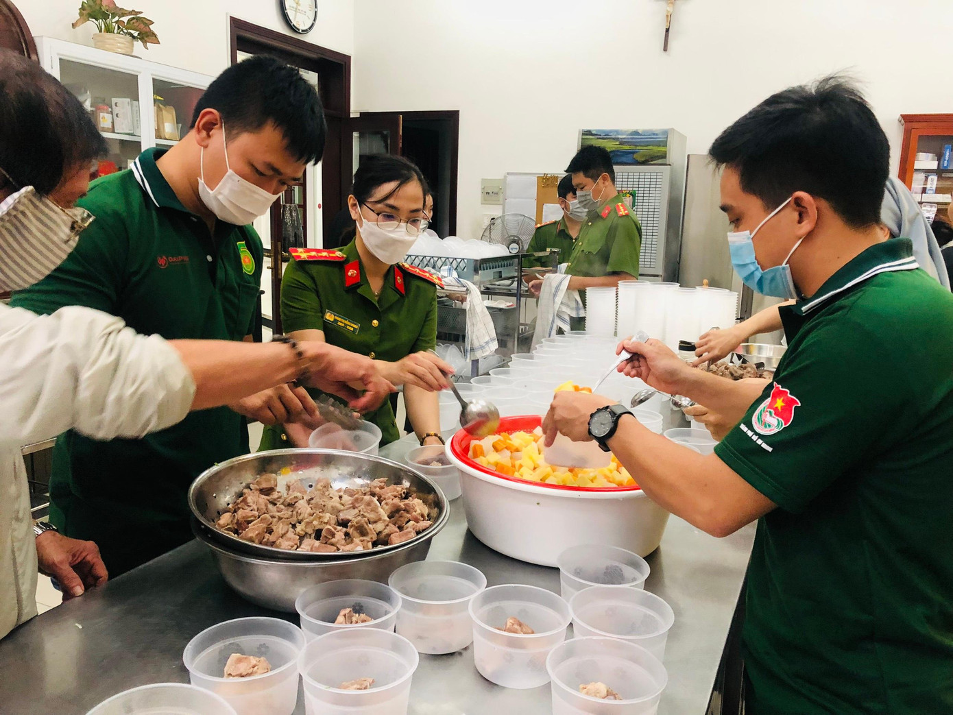 Trước đó, các tình nguyện viên, đoàn viên thanh niên, chiến sỹ Công an TPHCM tập trung nấu các phần ăn Trước đó, các tình nguyện viên, đoàn viên thanh niên, chiến sỹ Công an TPHCM tập trung nấu các phần ăn