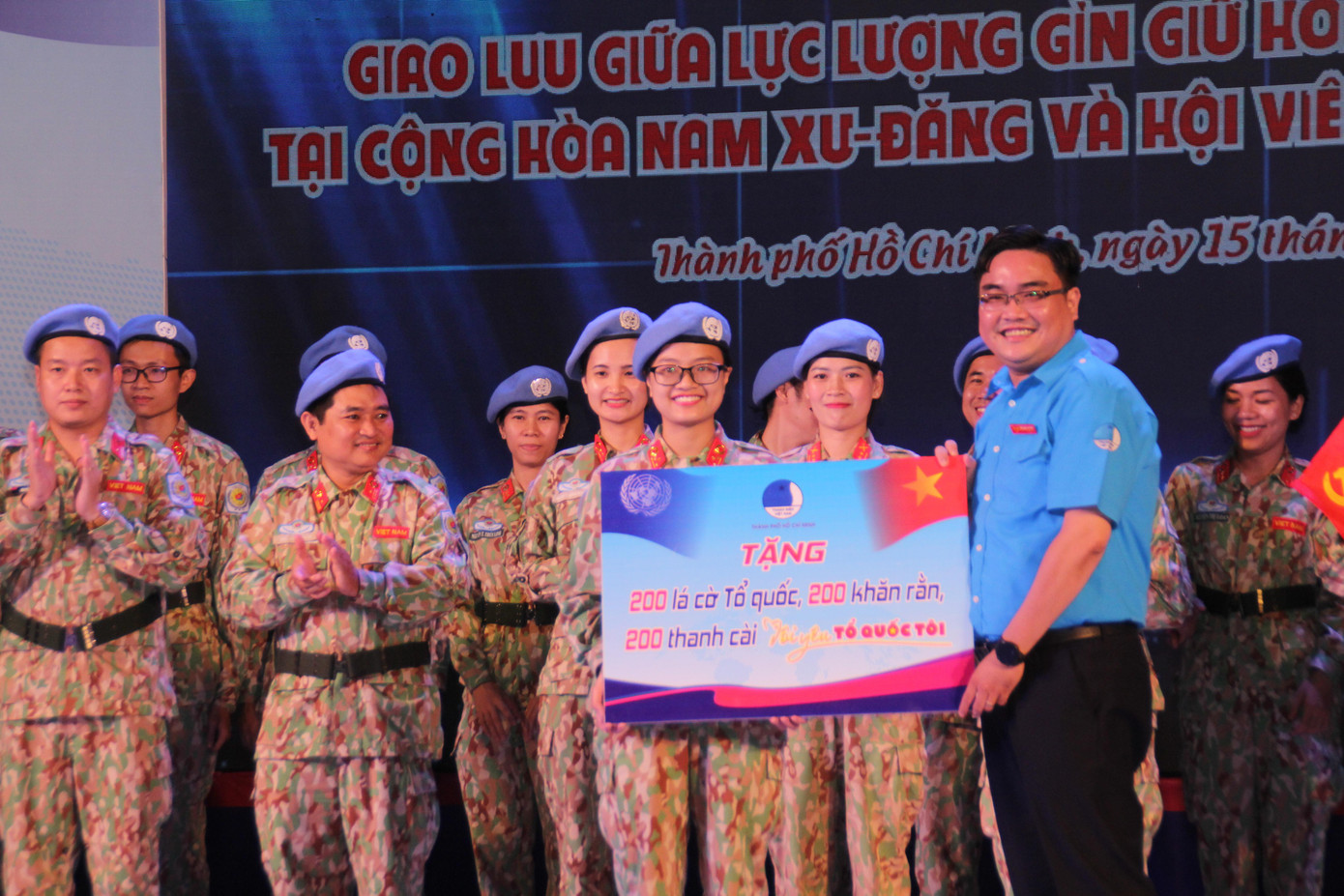 Chủ tịch Hội LHTN Việt Nam TPHCM Ngô Minh Hải trao biển tượng trưng tặng các phần quà cho các chiến sỹ, bác sỹ quân y tham gia làm nhiệm vụ tại Nam Sudan Chủ tịch Hội LHTN Việt Nam TPHCM Ngô Minh Hải trao biển tượng trưng tặng các phần quà cho các chiến sỹ, bác sỹ quân y tham gia làm nhiệm vụ tại Nam Sudan