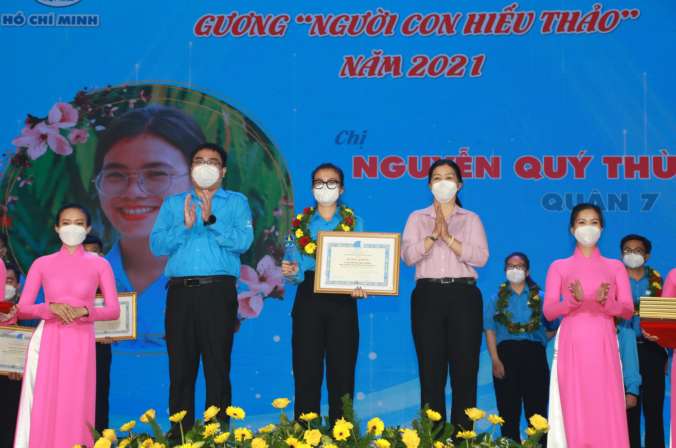 Phó Bí thư Thường trực Thành Đoàn Ngô Minh Hải (bên trái) tuyên dương các tấm gương hội viên thanh niên tiêu biểu. Phó Bí thư Thường trực Thành Đoàn Ngô Minh Hải (bên trái) tuyên dương các tấm gương hội viên thanh niên tiêu biểu.