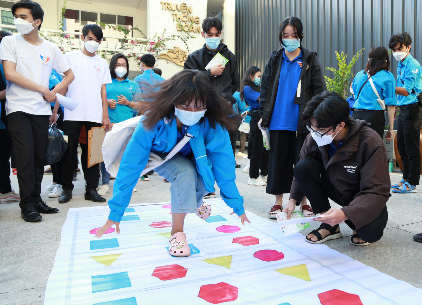 Trong khuôn khổ ngày hội, bạn trẻ thuộc nhiều CLB, đội nhóm tình nguyện có dịp hội ngộ, sẻ chia những kỷ niệm hoạt động, cùng tham gia một số trò chơi vận động vui nhộn.