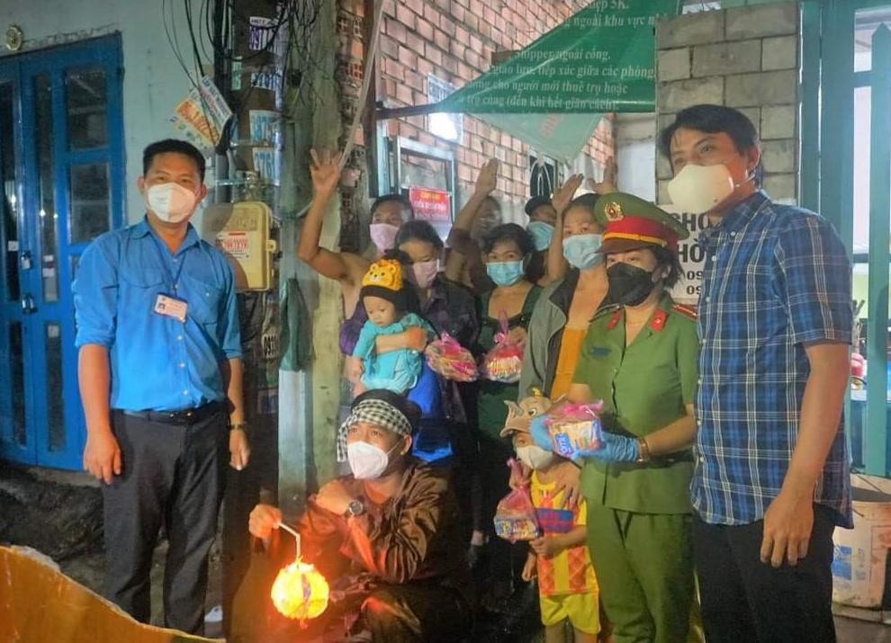 Cán bộ chiến sỹ Công an TPHCM và đoàn viên thanh niên địa phương gửi tặng quà cho các em thiếu nhi có hoàn cảnh khó khăn.