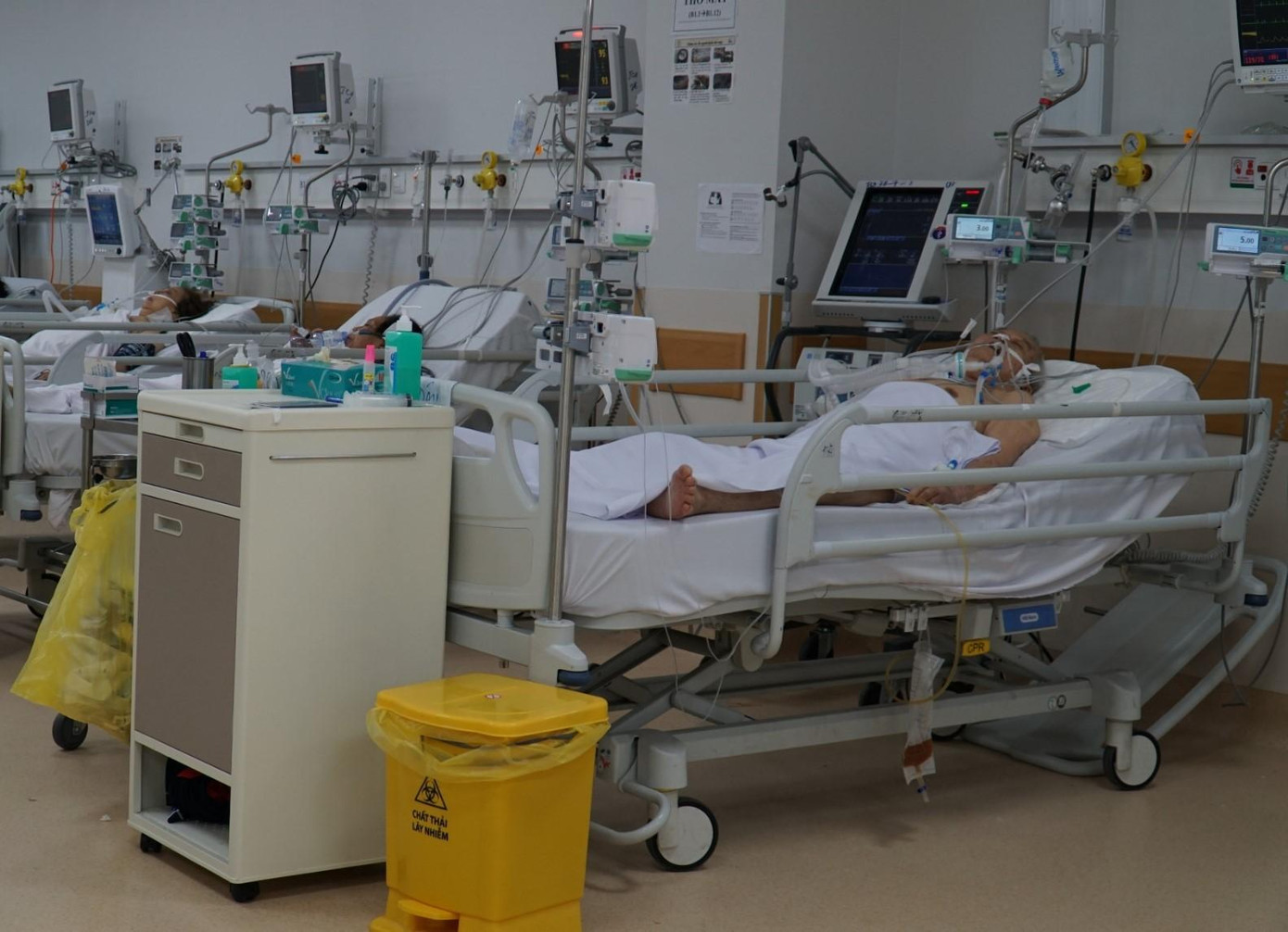 Các bệnh nhân COVID-19 nặng phải thở máy. Các bệnh nhân COVID-19 nặng phải thở máy.