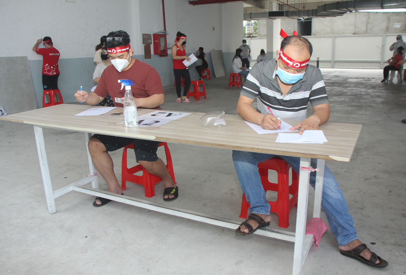 Từ 6h30 sáng, bà con ở Chung cư Tara Residence (quận 8) tập trung ở khu vực sảnh để điền thông tin và test nhanh COVID trước khi vào khu vực hiến máu. - Ảnh: Ngô Tùng Từ 6h30 sáng, bà con ở Chung cư Tara Residence (quận 8) tập trung ở khu vực sảnh để điền thông tin và test nhanh COVID trước khi vào khu vực hiến máu. - Ảnh: Ngô Tùng