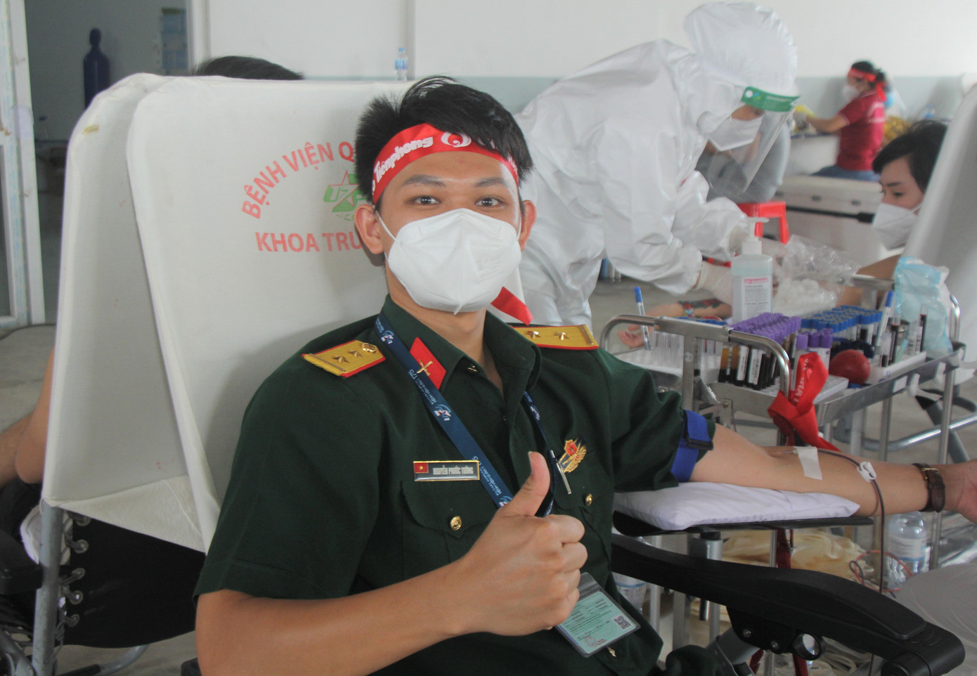 Sau khi hỗ trợ các anh chị đồng nghiệp tham gia công tác tổ chức, trung úy Nguyễn Phước Tường (Bệnh viện Quân y 175) sẵn sàng hiến máu. - Ảnh: Ngô Tùng Sau khi hỗ trợ các anh chị đồng nghiệp tham gia công tác tổ chức, trung úy Nguyễn Phước Tường (Bệnh viện Quân y 175) sẵn sàng hiến máu. - Ảnh: Ngô Tùng