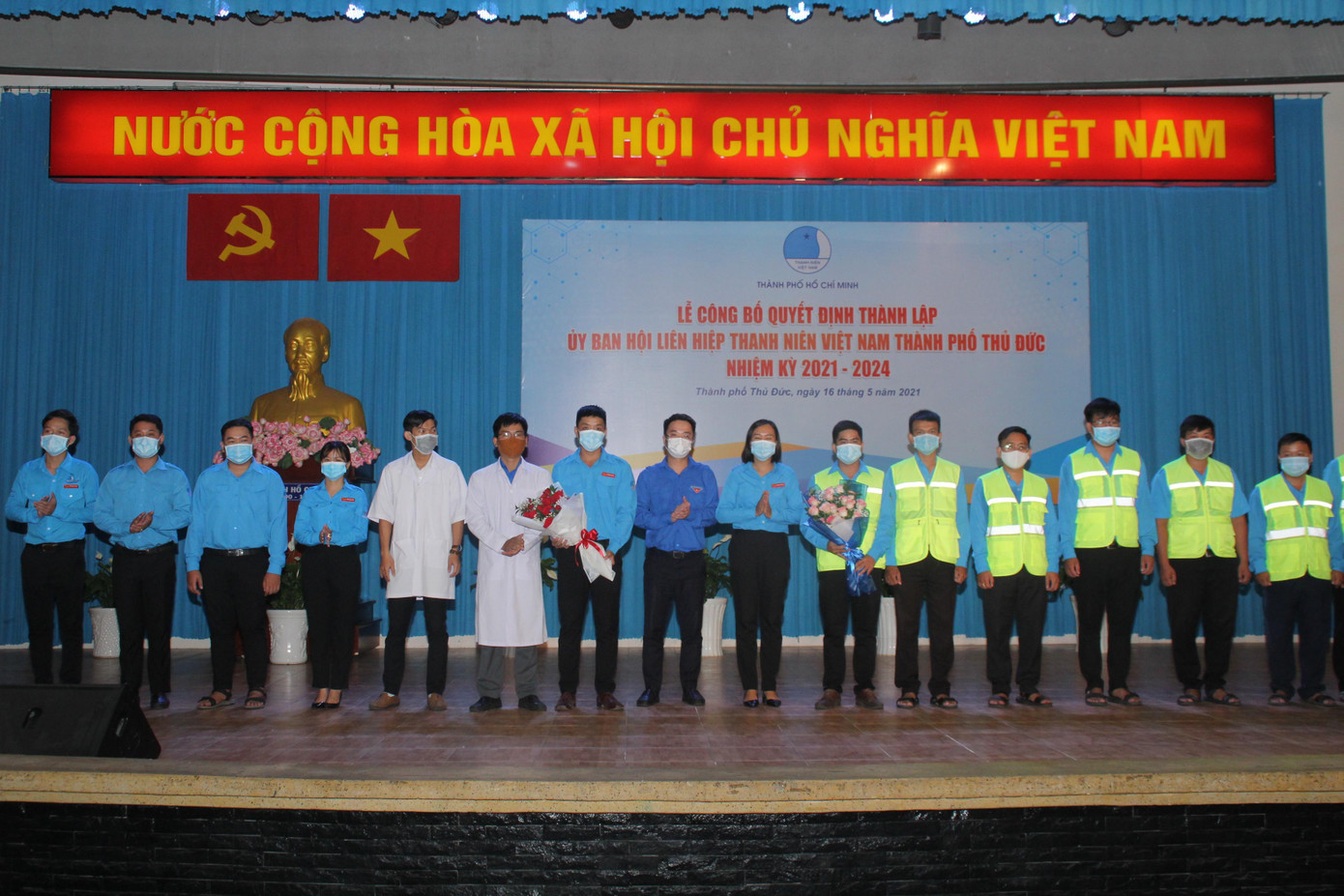 Ra mắt các đội hình tình nguyện bảo vệ môi trường và trực chốt giao thông các điểm cửa ngõ Ra mắt các đội hình tình nguyện bảo vệ môi trường và trực chốt giao thông các điểm cửa ngõ