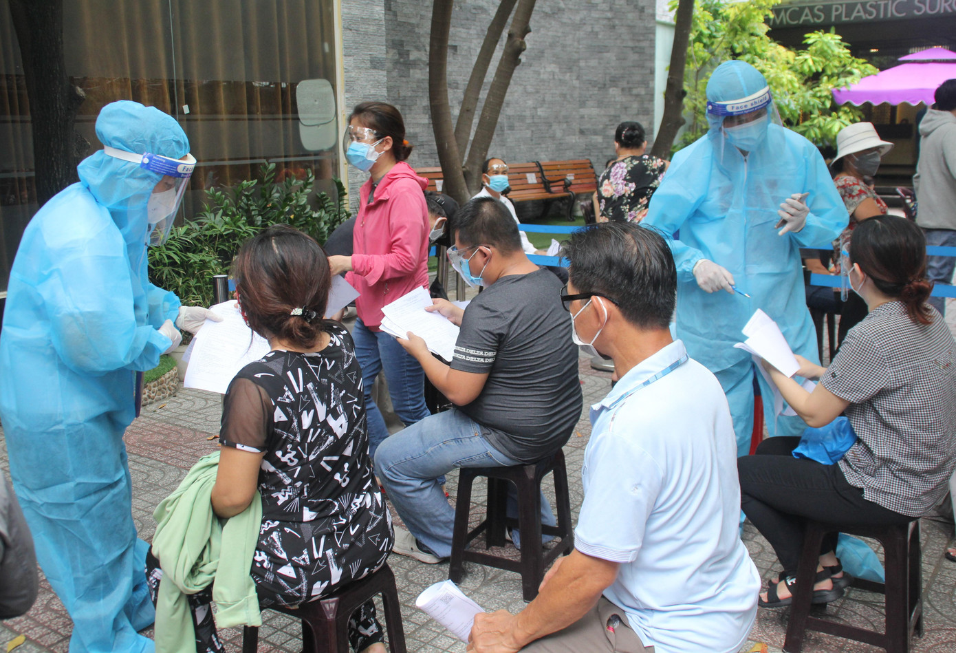 Những ngày này, vẫn luôn mang trên mình bộ đồ bảo hộ kín kẽ, các nam nữ nghệ sỹ tiếp tục góp sức hỗ trợ công tác tiêm vắc xin khi thành phố đẩy mạnh chiến dịch tiêm chủng cho người dân.