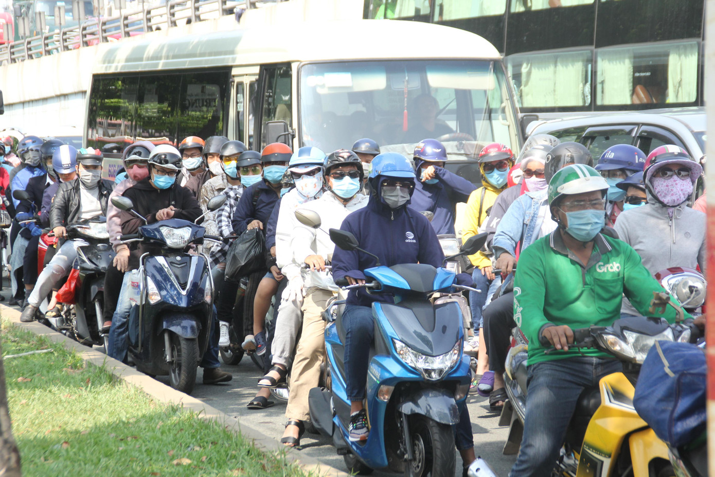 Tình trạng ùn tắc cục bộ người và phương tiện diễn ra tại khu vực cửa ngõ phía đông TPHCM do lượng phương tiện tăng đột biến