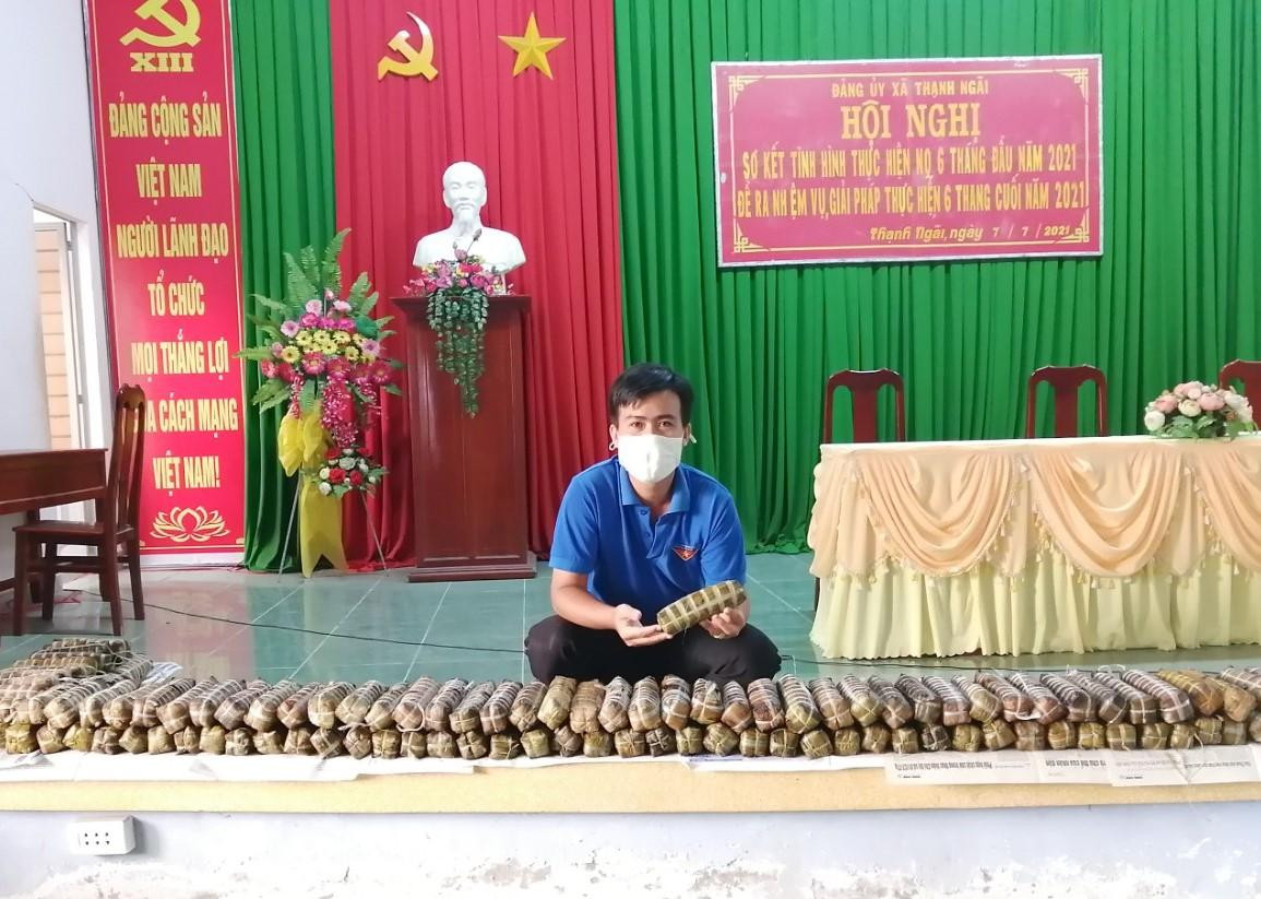 Cùng với đặc sản dừa, bà con cũng gói và nấu gửi hàng trăm đòn bánh tét.