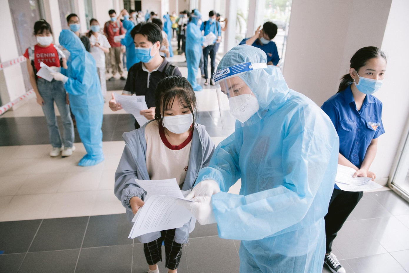 Dù mới tham gia hoạt động tình nguyện, Đăng Nguyên luôn hăng hái với mỗi nhiệm vụ được giao Dù mới tham gia hoạt động tình nguyện, Đăng Nguyên luôn hăng hái với mỗi nhiệm vụ được giao