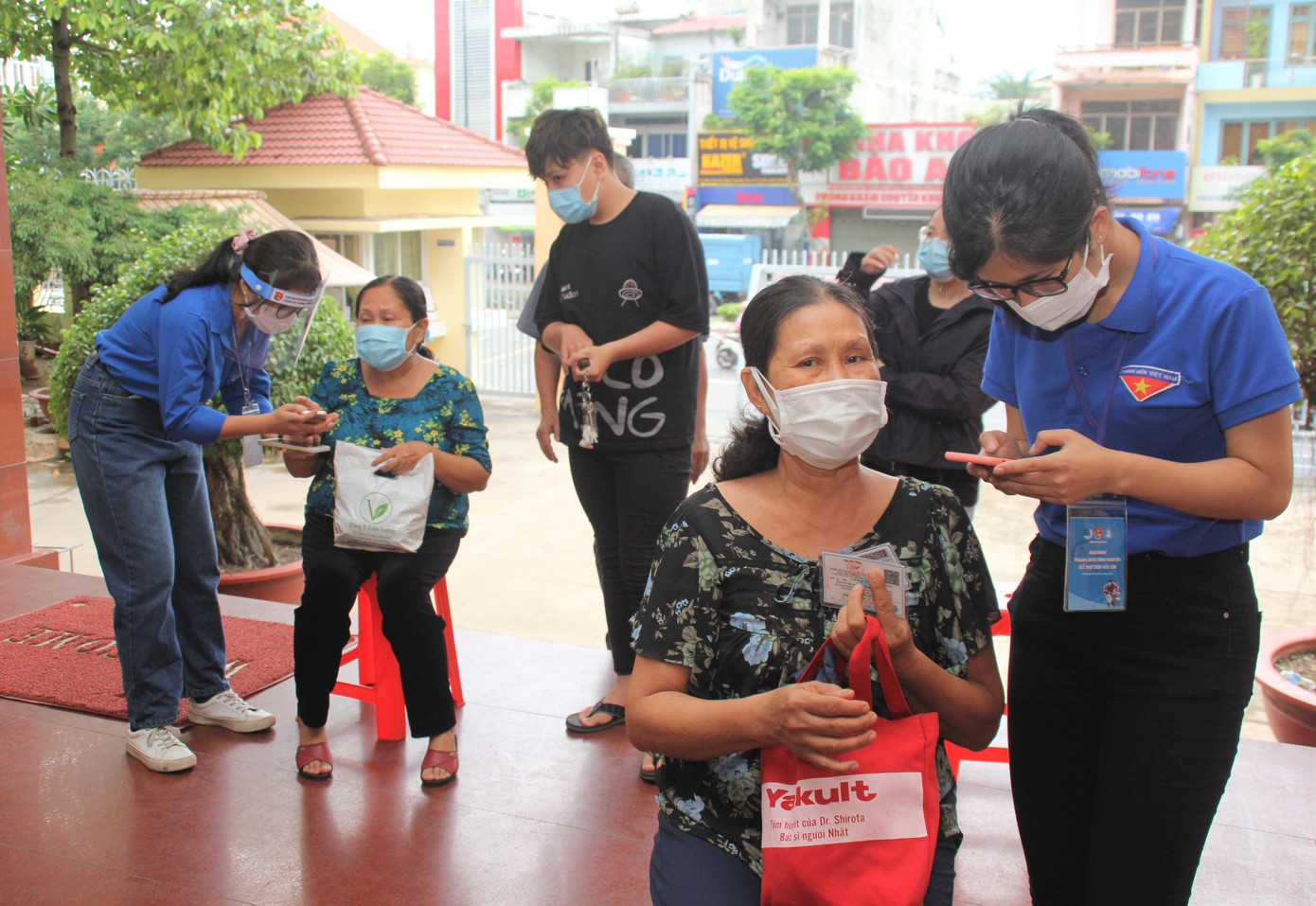 &quot;Trong độ tuổi thanh niên, mình cần năng động, tích cực tham gia các hoạt động. Đây cũng là việc làm hữu ích để mình có thể góp một phần công sức cho xã hội&quot;, nữ giáo viên quê Thanh Hóa chia sẻ.