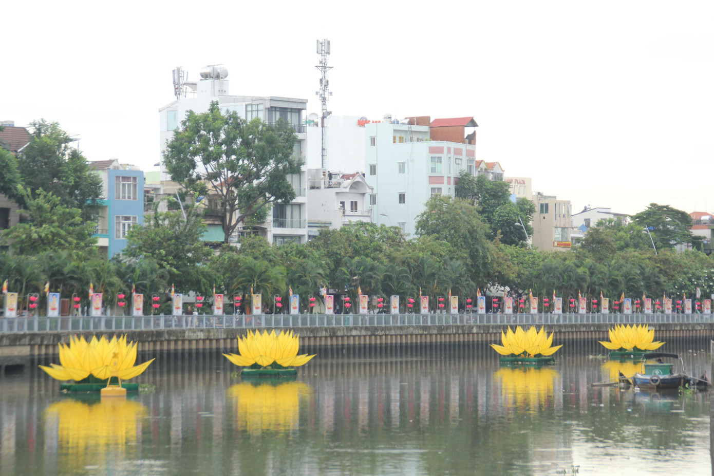 Dọc cung đường Hoàng Sa - Trường Sa đoạn qua quận 3, TPHCM được trang trí cờ hoa chào mừng đại lễ Phật đản